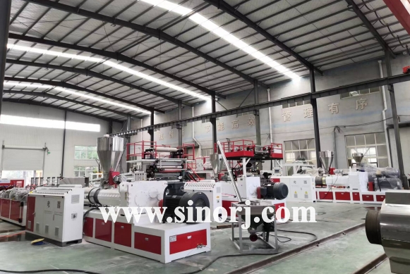 等待發貨的三套設備：PVC木塑中空門板設備，仿大理石設備，SPC地板設備。